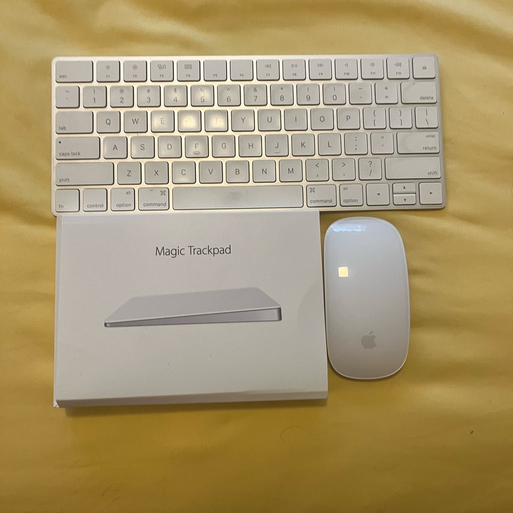 Apple White Wireless Keyboard with White Magic Mouse and Magic Trackpad 2